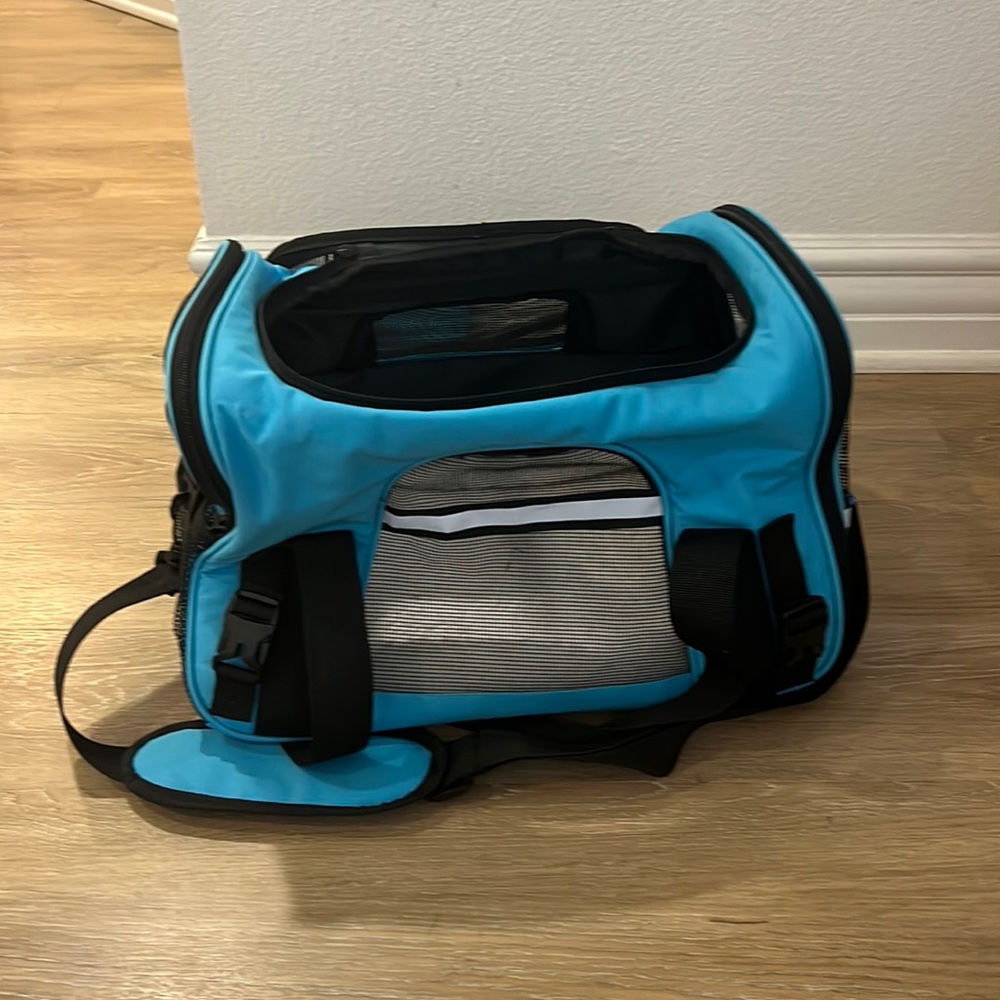 Size is a small in the colors blue and black